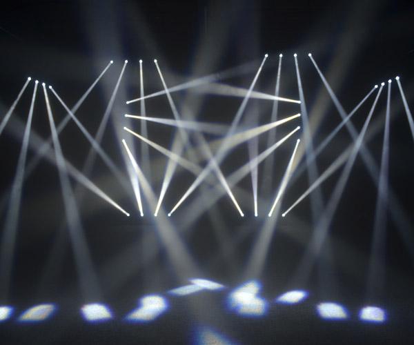 4 κεφάλια φωτισμός σκηνών των οδηγήσεων RGBW 4 -1 που κινεί το επικεφαλής φως ακτίνων για τη συναυλία/το θέατρο